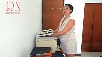 Žena Z Kanceláře Tajně Nahrává Nahou Sekretářku Svého Šéfa Na Mfp Kameru.