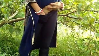 बड़े स्तन और बड़ी गांड वाली हिंदी-ऑडियो Milf को सार्वजनिक रूप से चोदा जाता है