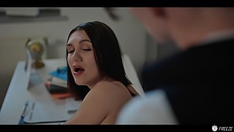 Student Krijgt Creampie Van Zijn Leraar In Een Tijdrovende Pornovideo