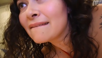 Brunetka Milf Ukazuje Svá Velká Prsa A Sání Mladého Chlapa Penis