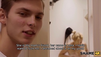 Bombă Blondă Matură Într-O Sesiune De Masturbare În Baie