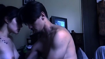 Latinská Přítelkyně Je Šukána Svým Přítelem S Velkým Penisem V Pokoji Rodičů
