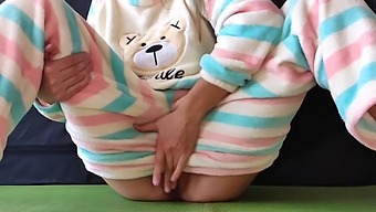 Молодая Женщина С Маленькой Грудью В Ночной Одежде Стимулирует Свою Вагину И Достигает Оргазма От Сквирта.