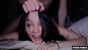 Po Hodinách Studia Vede Sexuální Setkání Mezi Dvěma Vysokoškolskými Studenty